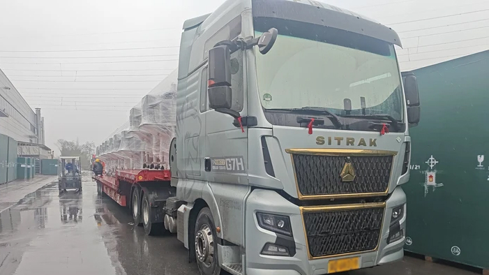 25车“钢铁长龙”横跨湘陕：长沙大型料仓批量运抵西安